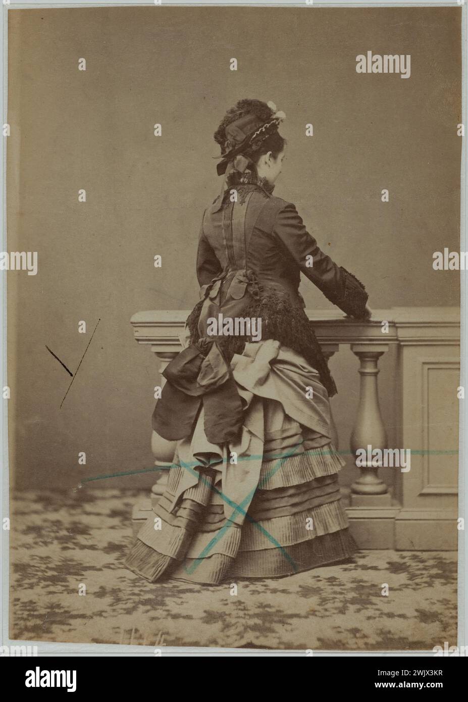 Una donna schiena appoggiata in una balaustra. 1870-1875. Fotografia anonima. Galliera, museo della moda della città di Parigi. 60252-2 accessorio, schiena, contraffazione, donna, moda femminile, modello, stand, secondo impero, xix secolo, balaustra, cappello, vestito, bagno Foto Stock