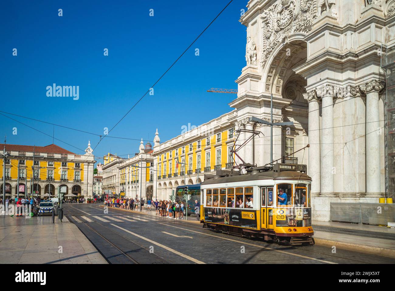 21 settembre 2018: Fermata del tram giallo a Praca do Comercio e Arco da Rua Augusta a Lisbona, Portogallo. La rete tranviaria di Lisbona era in o Foto Stock