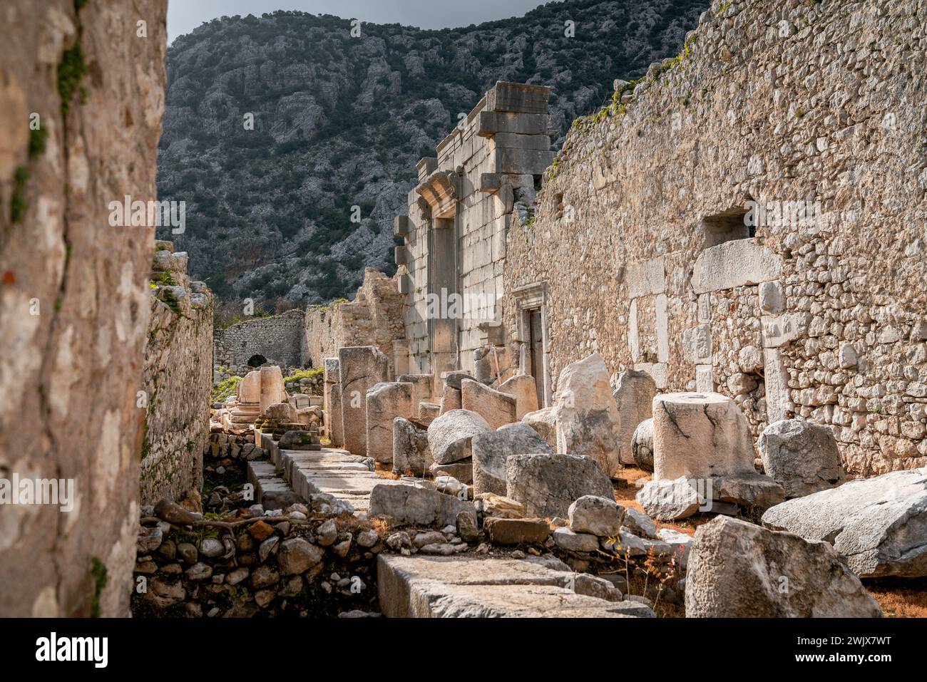 Alba dell'antichità: Un nuovo giorno sorge sulle rovine dell'Olimpo Foto Stock
