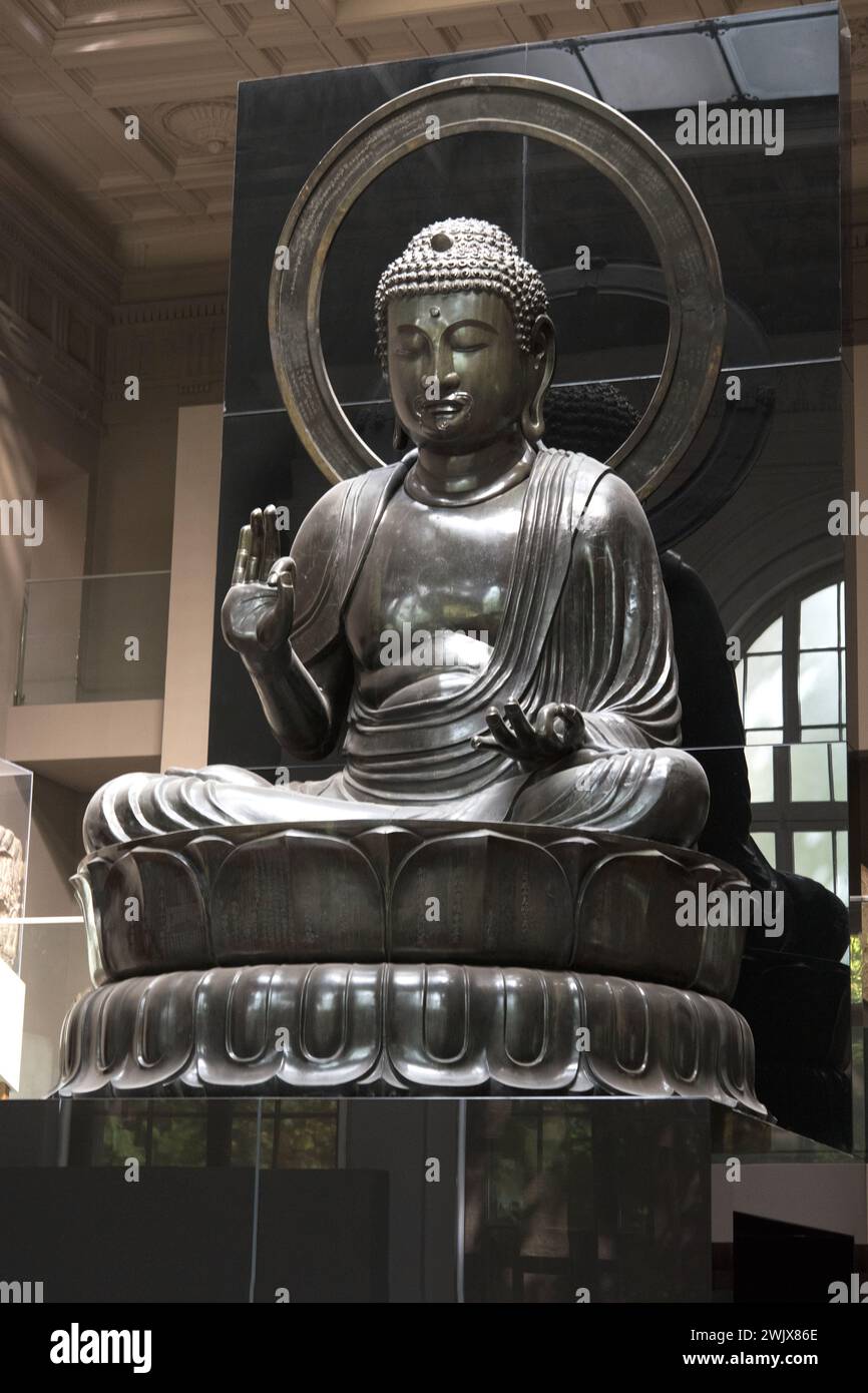 Buddha AMIDIDIA. "Bronzo. XVIII del centauro. Parigi, musée drusks. 145685-17 arte asiatica, arte dell'estremo Oriente, arte giapponese, seduta, aureole, Buddha, bronzo, gesto, loto, mano, mudra, posizione loto, round-bosse, saggio, saggezza, sala del museo, base, statua, XVIII secolo XVIII XVIII XVIII XVIII XVIII XVIII secolo Centro Buddismo Foto Stock