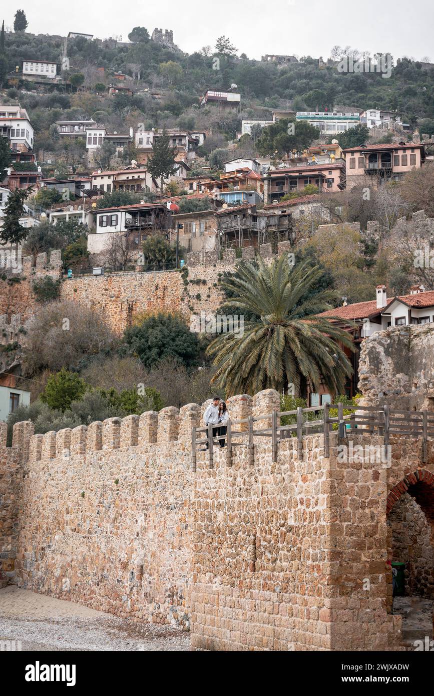 Sussurri di storia: Una passeggiata panoramica intorno al maestoso Castello di Alanya Foto Stock