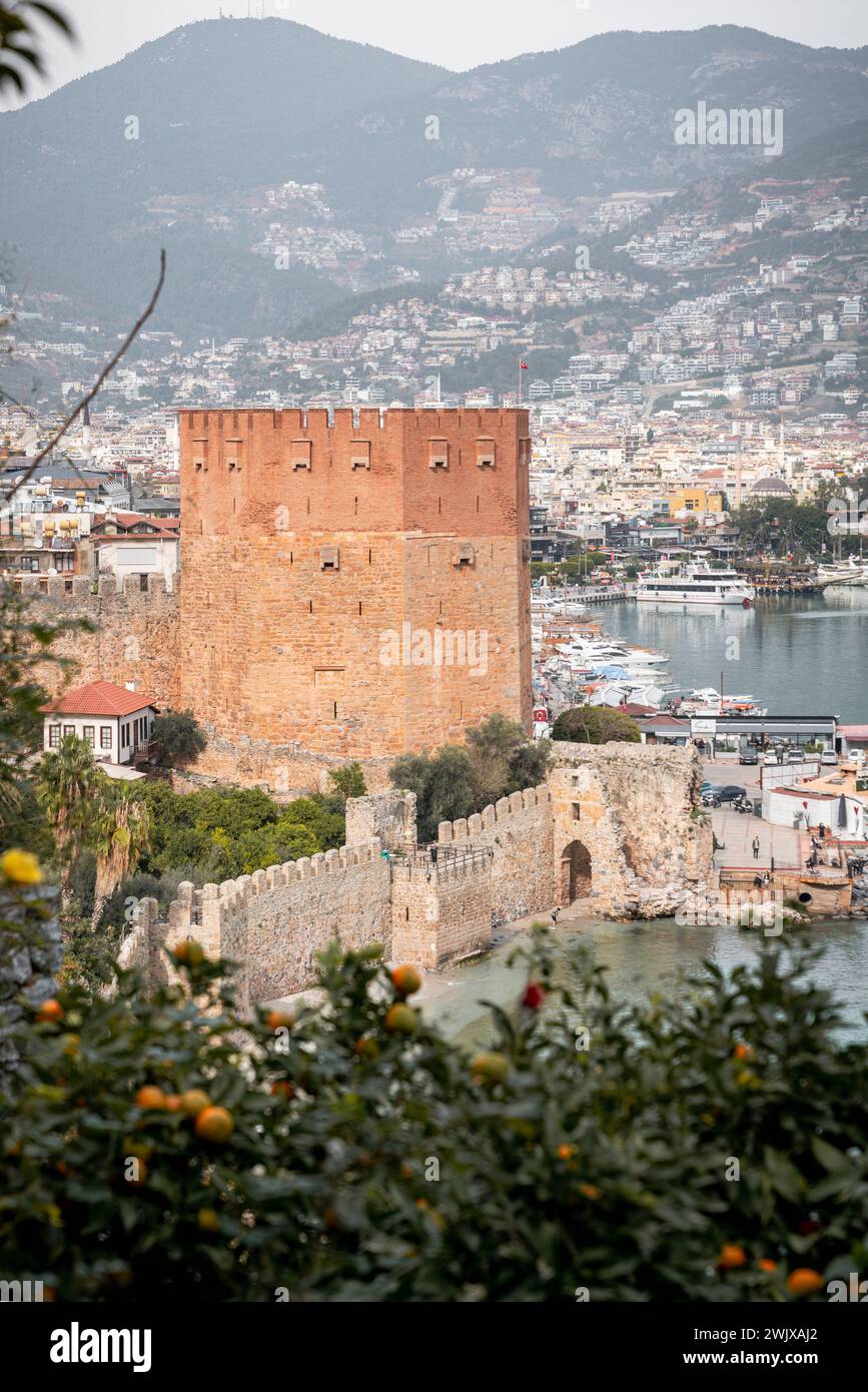 Sussurri di storia: Una passeggiata panoramica intorno al maestoso Castello di Alanya Foto Stock