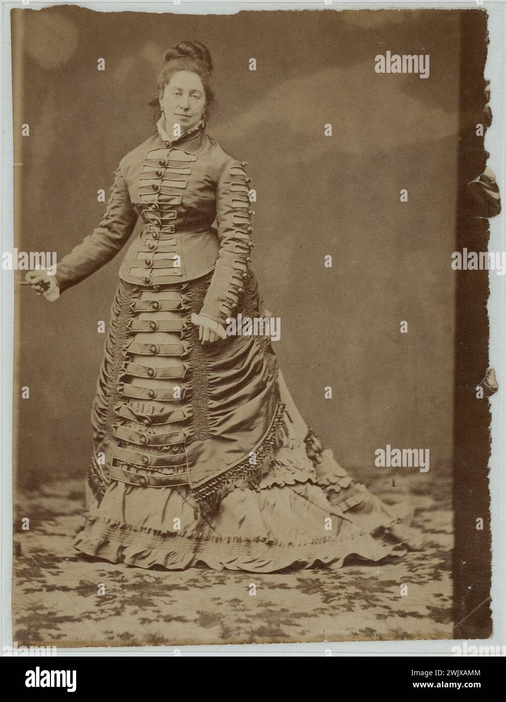 Donna davanti in piedi con la mano destra. 1870-1875. Fotografia anonima. Galliera, museo della moda della città di Parigi. 60251-16 donna, moda femminile, modella, stand, secondo impero, supporto, xix secolo, vestito, bagno Foto Stock