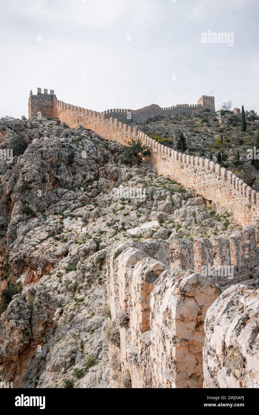 Sussurri di storia: Una passeggiata panoramica intorno al maestoso Castello di Alanya Foto Stock