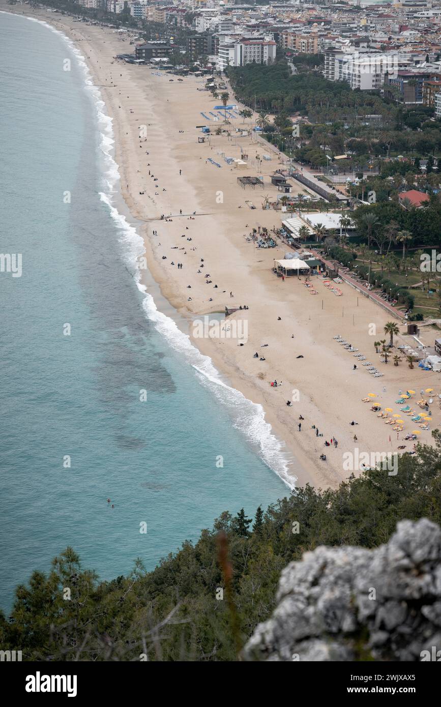 Orizzonte turchese: Uno sguardo accattivante dal castello di Alanya alla spiaggia di Damlatas Foto Stock