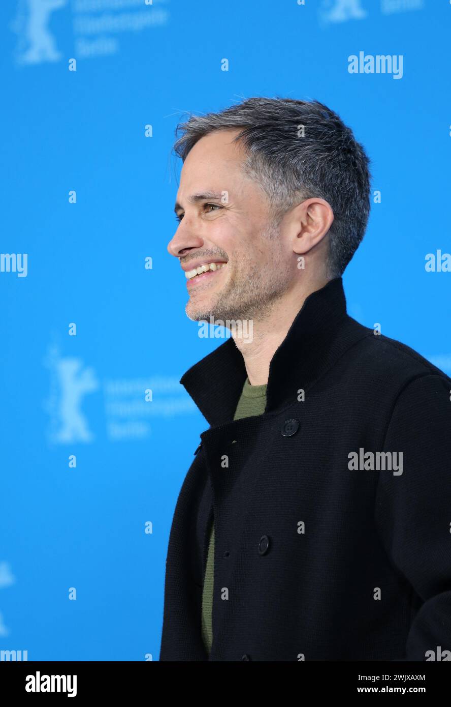 Berlino, Germania, 17 febbraio 2024, l'attore Gael García Bernal alla call fotografica per il film Another End al 74° Festival Internazionale del Cinema di Berlinale. Credito fotografico: Doreen Kennedy / Alamy Live News. Foto Stock