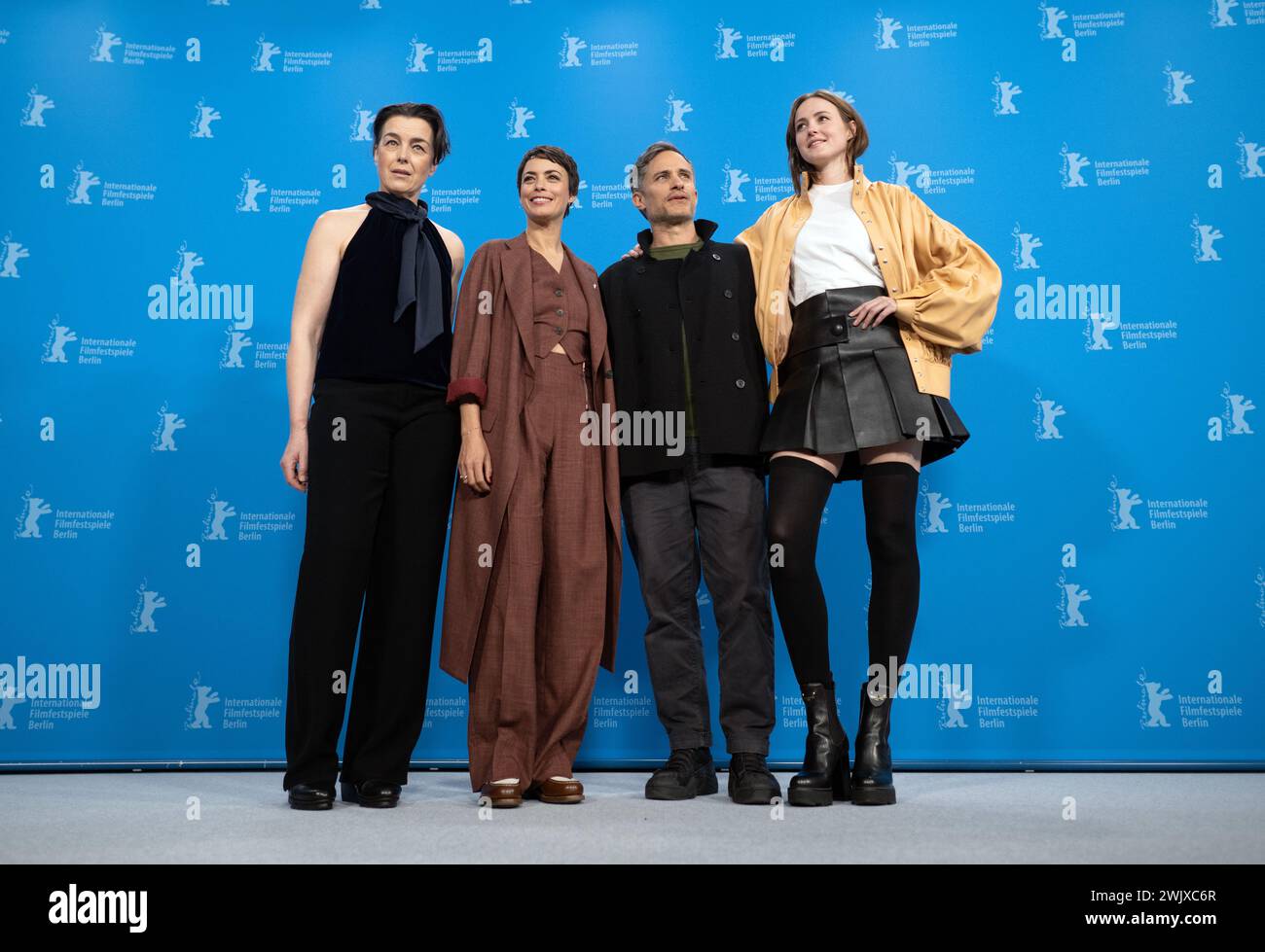 Berlino, Germania. 17 febbraio 2024. Gli attori Olivia Williams (l-r), Berenice Bejo, Gael Garcia Bernal e Renate Reinsve si trovano accanto alla foto del loro film "Another End" (sezione Concorso). Il 74° Festival internazionale del cinema di Berlino si svolgerà dal 15 al 25 febbraio 2024. Crediti: Sebastian Gollnow/dpa/Alamy Live News Foto Stock