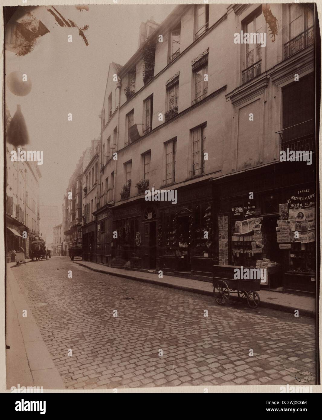 Atget, Eugène (Jean Eugène Auguste Atget, dit) (N.1857-02-12-D.1927-08-04), Buildings, 43-47 rue Descartes, 5° arrondissement, Parigi. (Titolo fittizio), 1908. Disegnare su carta di albumina. Museo Carnavalet, storia di Parigi. Foto Stock