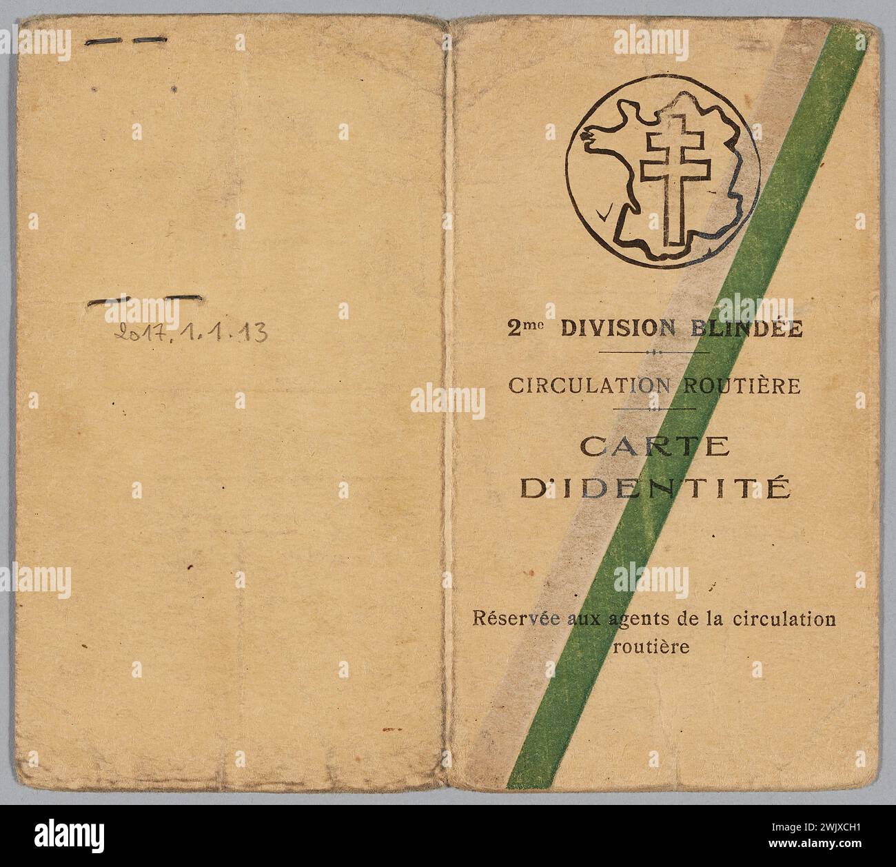 Sconosciuto (n. - d.), carta d'identità speciale D.C.R. 2nd DB - traffico stradale - a nome di G. Mayeux, impiegato come Planton - 397th Cie de Traffic (titolo assegnato), 1944. Carta, inchiostro, metallo, carta fotografica. Museo della Liberazione di Parigi - Museo generale Leclerc - Museo Jean Moulin. Foto Stock