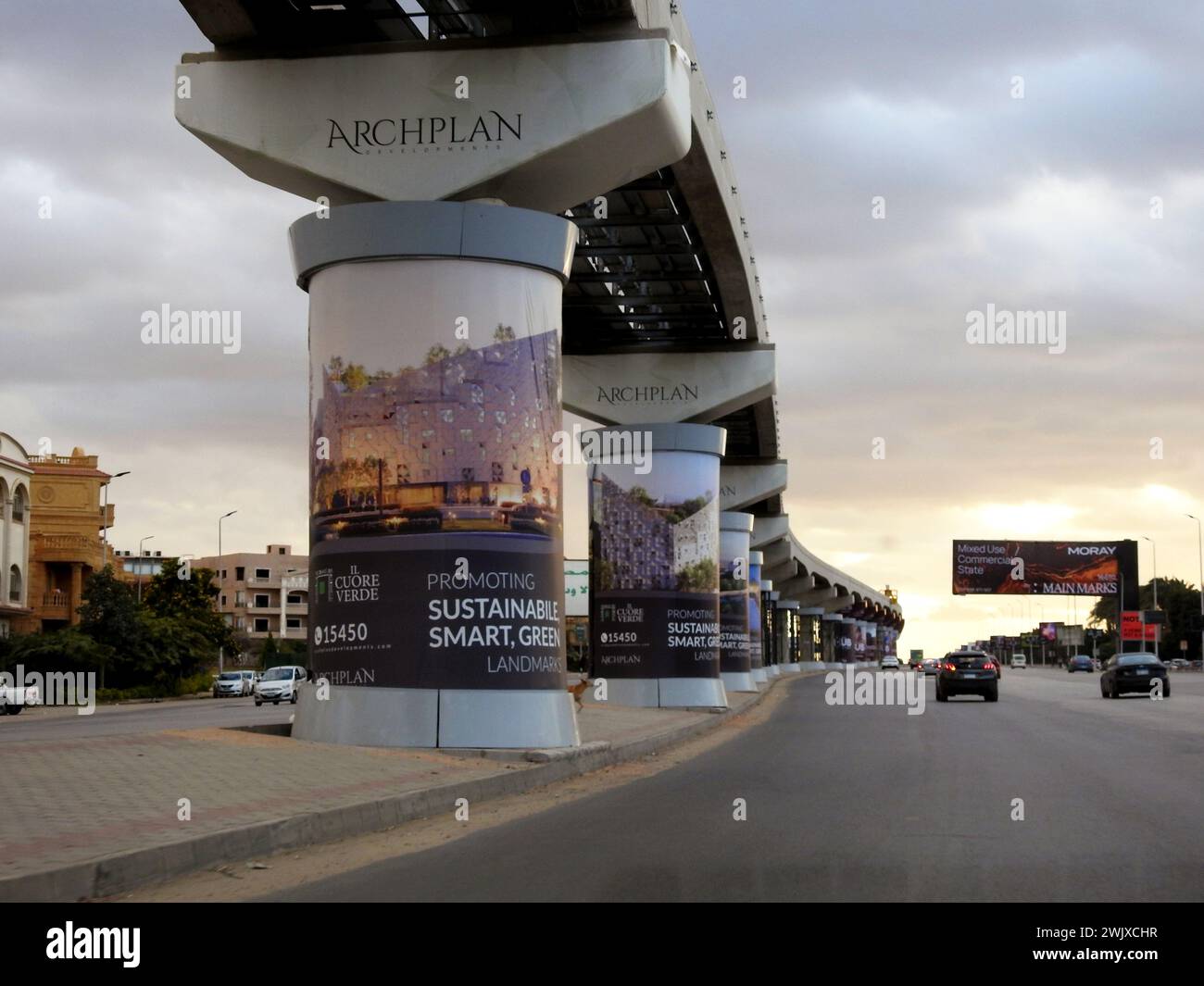 Cairo, Egitto, gennaio 26 2024: Annunci Archplan Developments sulle colonne della monorotaia del Cairo, annunci pubblicitari banner di campagne pubblicitarie e serv Foto Stock
