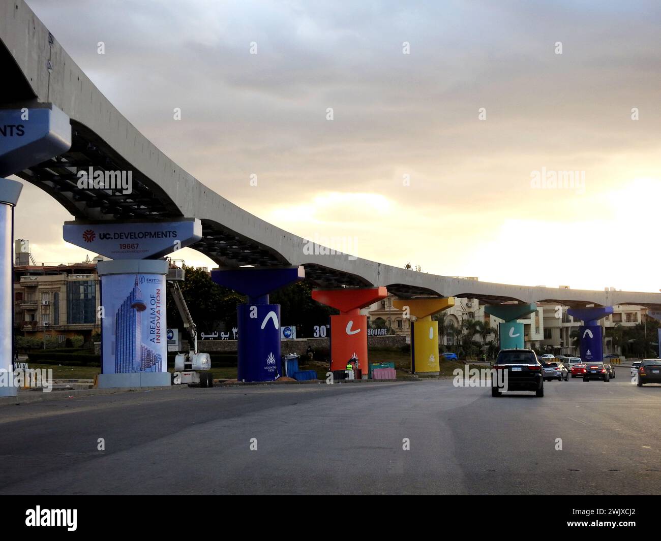 Cairo, Egitto, gennaio 26 2024: Pubblicità Mountain View sulle colonne della monorotaia del Cairo, annunci pubblicitari banner di campagne pubblicitarie e servizi su Foto Stock