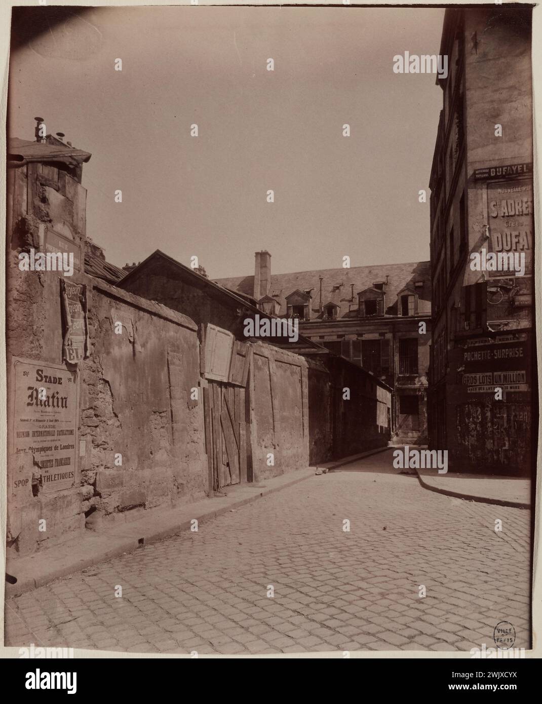 Atget, Eugène (Jean Eugène Auguste Atget, dit) (n.1857-02-12-D.1927-08-04), rue Pierre-au-lard da rue du Renard, 4° arrondissement, Parigi. (Titolo fittizio), 1908. Disegnare su carta di albumina. Museo Carnavalet, storia di Parigi. Foto Stock