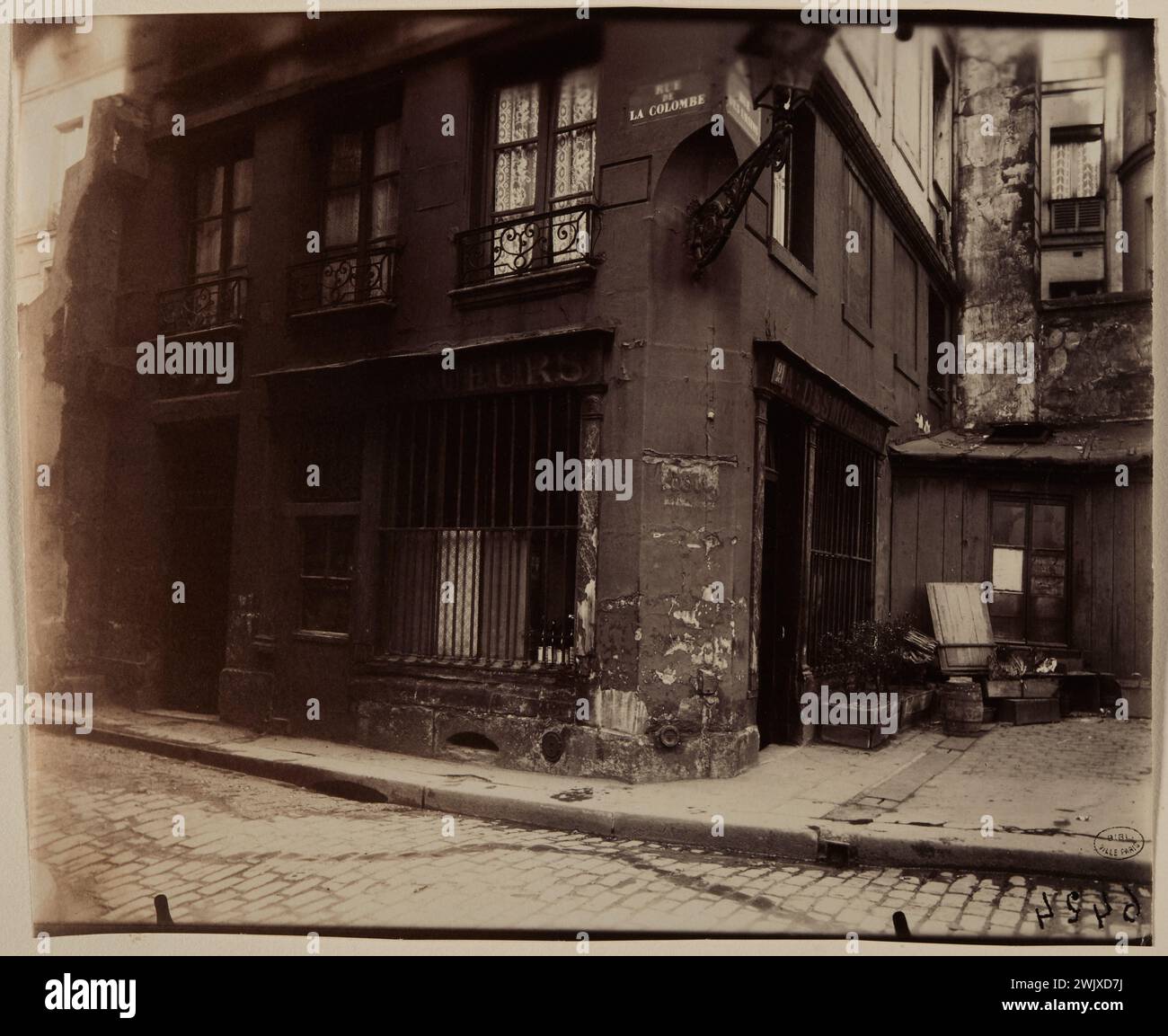 Atget, Eugène (Jean Eugène Auguste Atget, dit) (N.1857-02-12-D.1927-08-04), rue de la Colombe, IV arrondissement, Parigi (titolo fittizio), 1885. Disegnare su carta di albumina. Museo Carnavalet, storia di Parigi. Foto Stock