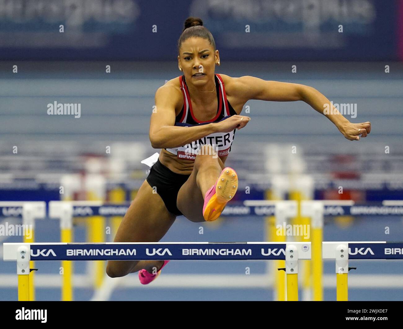 Jessica Hunter sta per vincere i 60 m ostacoli - Women Heat 4 durante il primo giorno dei Microplus UK Athletics Indoor Championships 2024 presso l'Utilita Arena di Birmingham. Data foto: Sabato 17 febbraio 2024. Foto Stock