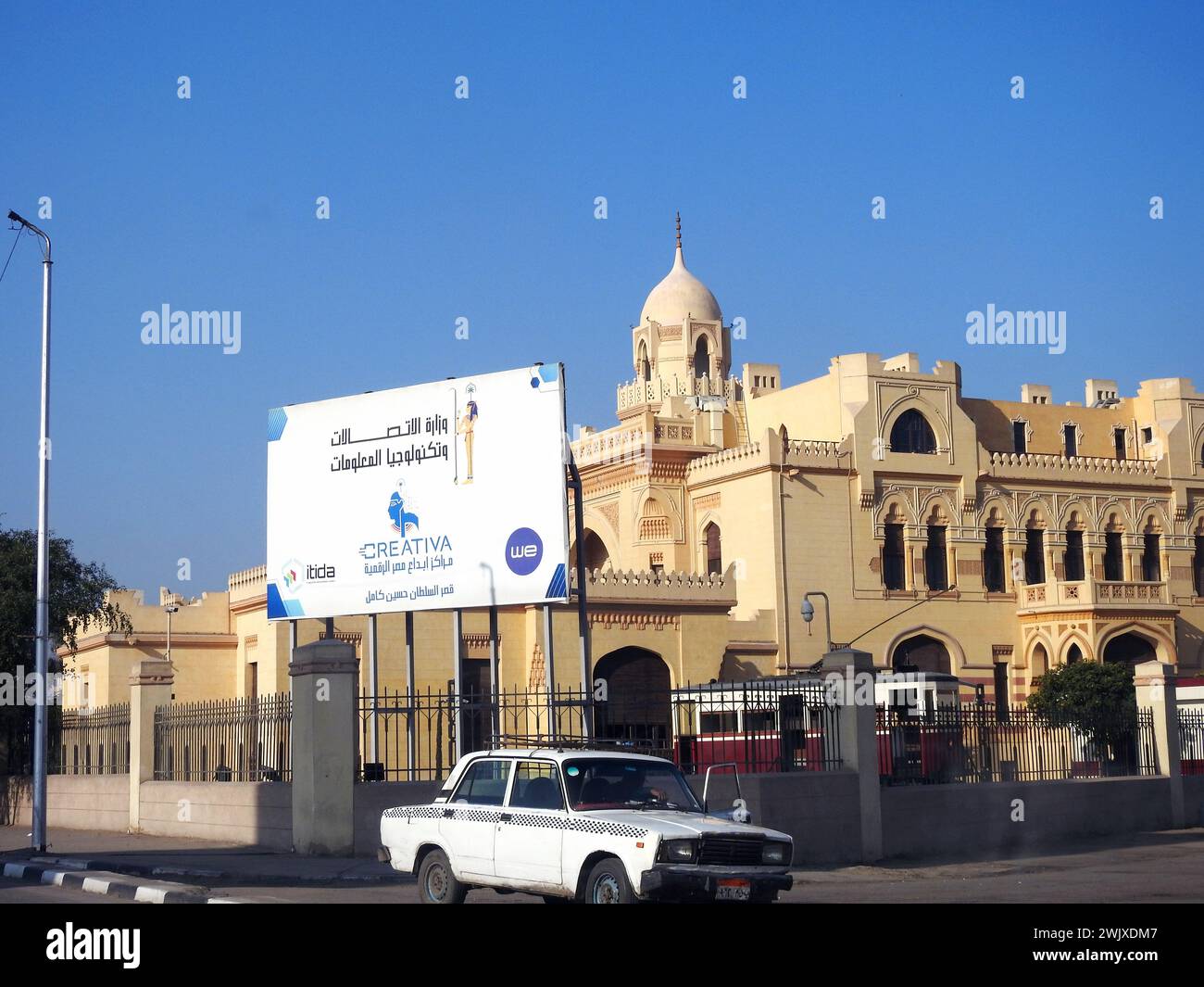 Cairo, Egitto, 17 febbraio 2024: Palazzo di Sultana Malak, Palazzo del Sultano Hussein Kamel progettato dall'ingegnere belga Edouard Empain, situato nell'He Foto Stock