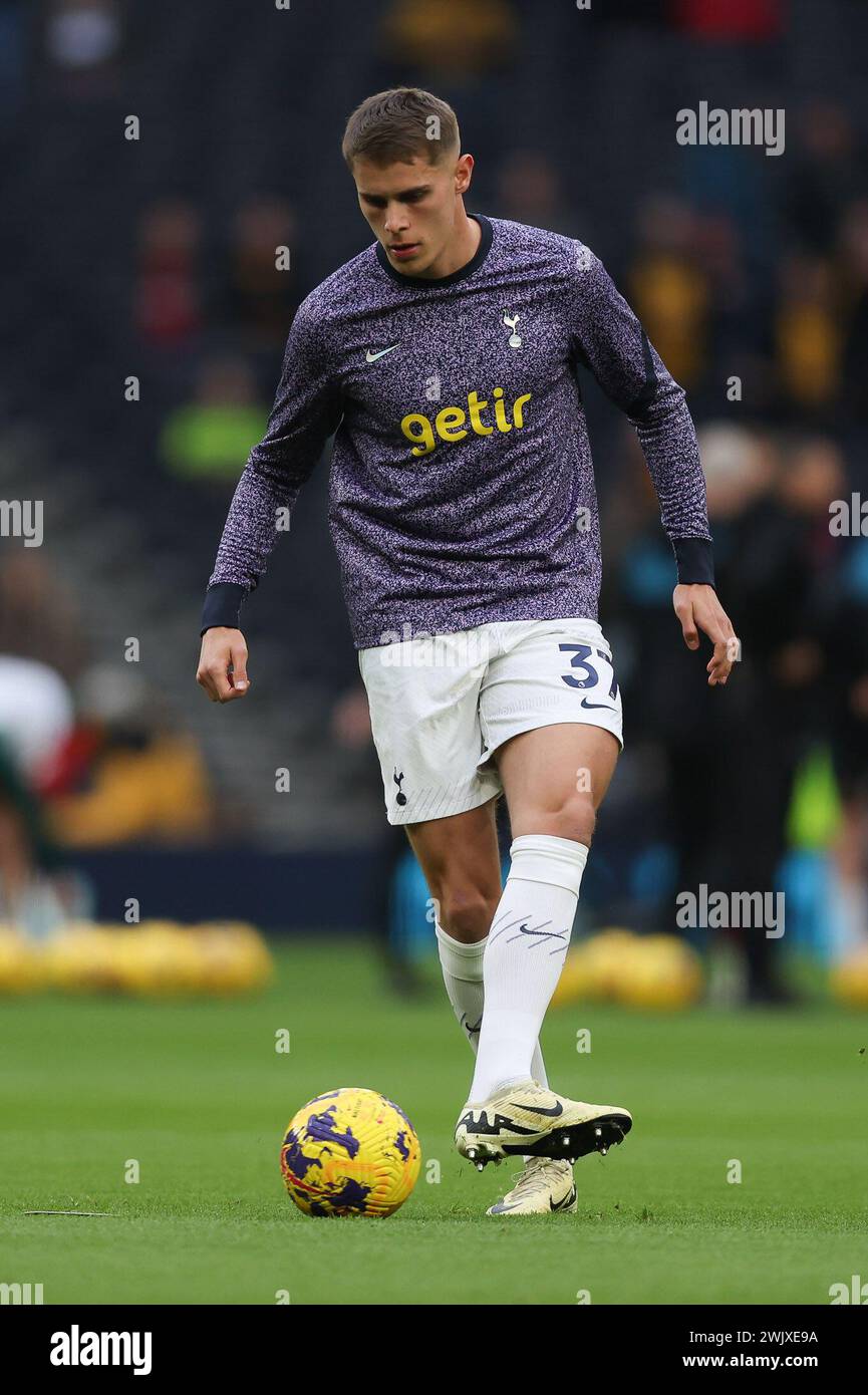Londra, Regno Unito. 17 febbraio 2024. Micky van de Ven del Tottenham Hotspur si scalda durante la partita di Premier League tra il Tottenham Hotspur e il Wolverhampton Wanderers al Tottenham Hotspur Stadium di Londra, Inghilterra, il 17 febbraio 2024. Foto di Ken Sparks. Solo per uso editoriale, licenza richiesta per uso commerciale. Non utilizzare in scommesse, giochi o pubblicazioni di singoli club/campionato/giocatori. Crediti: UK Sports Pics Ltd/Alamy Live News Foto Stock