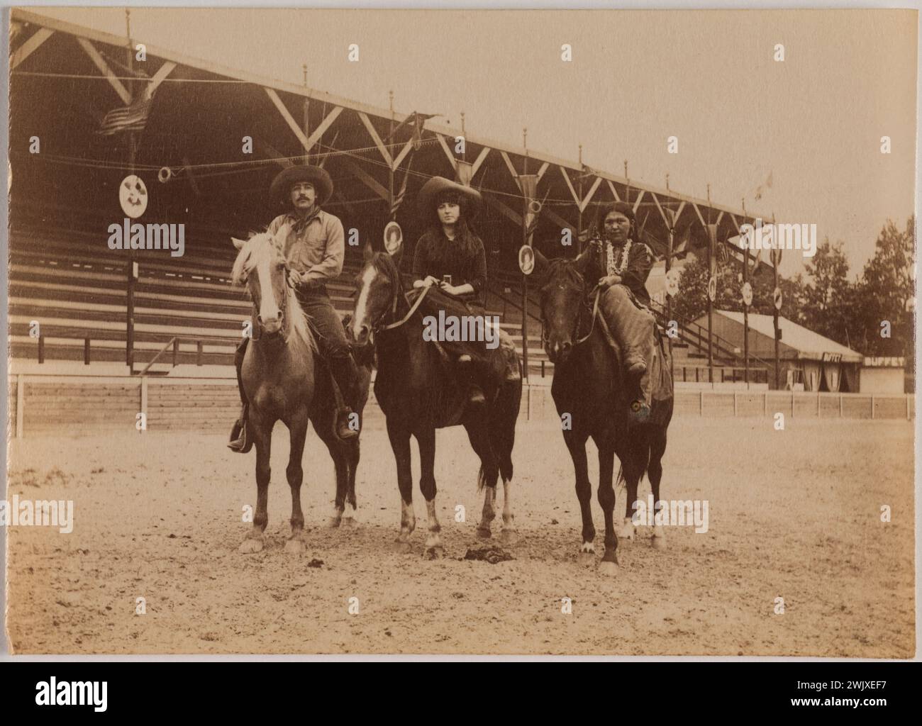 Ippodromo e pattinaggio su roulette. "Buffalo Bill's Wild West Show, tre persone vestite con costumi da cowboy e indiani d'America, Vincennes o Longchamp, Parigi". Photo club di Parigi. Estrazione di carta per albumina. Tra il 1889 e il 1912. Parigi, museo Carnavalet. 100481-10 Ippodromo, pattinaggio su roulette Foto Stock Ippodromo e pattinaggio su roulette. "Buffalo Bill's Wild West Show, tre persone vestite con costumi da cowboy e indiani d'America, Vincennes o Longchamp, Parigi". Photo club di Parigi. Estrazione di carta per albumina. Tra il 1889 e il 1912. Parigi, museo Carnavalet. 100481-10 Ippodromo, pattinaggio su roulette Foto Stock