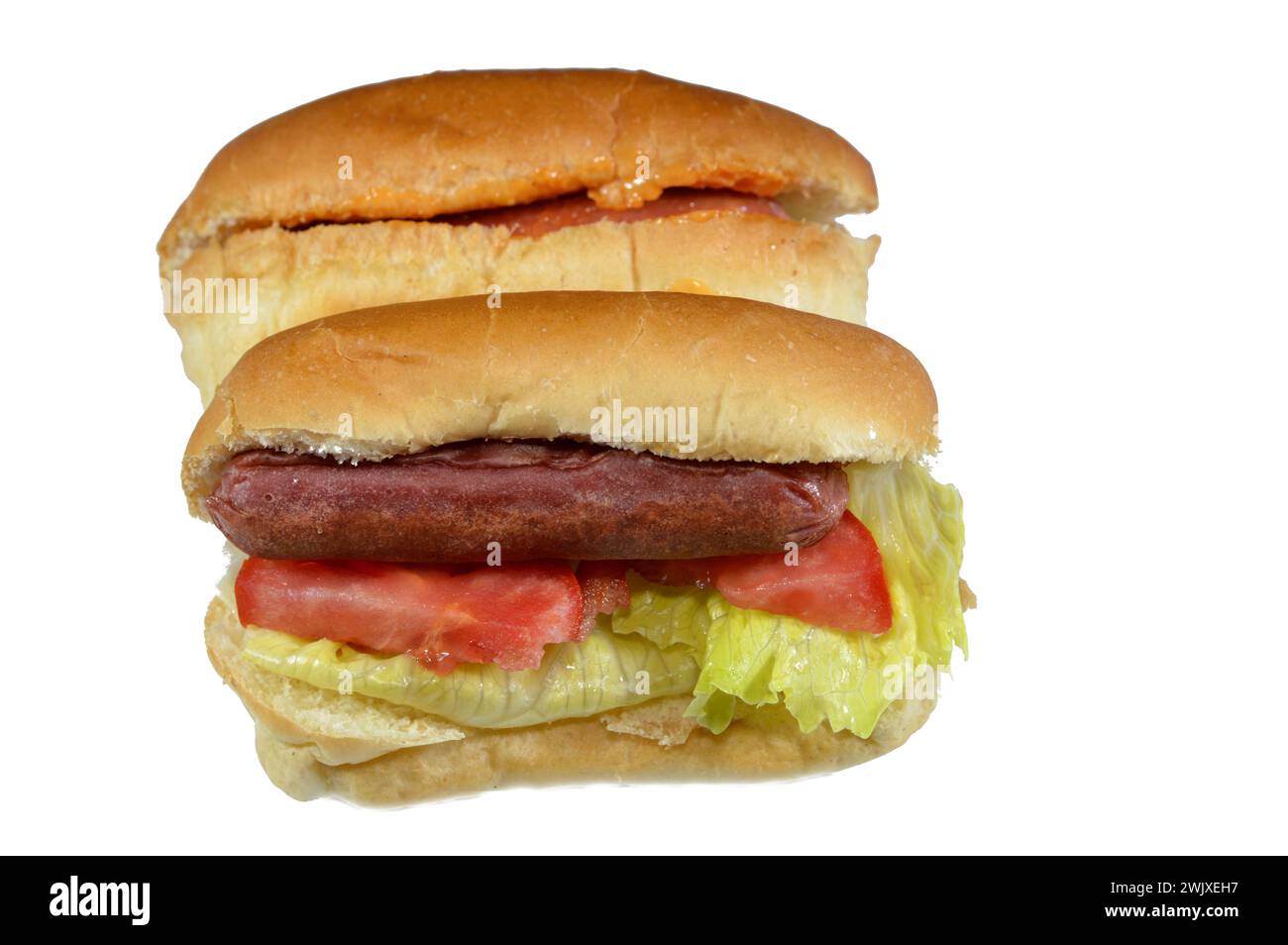 Hot dog in panini con salsa di maionese ketchup, salsiccia di manzo grigliata, pomodoro, lattuga, chiamata wiener (salsiccia viennese) e f Foto Stock