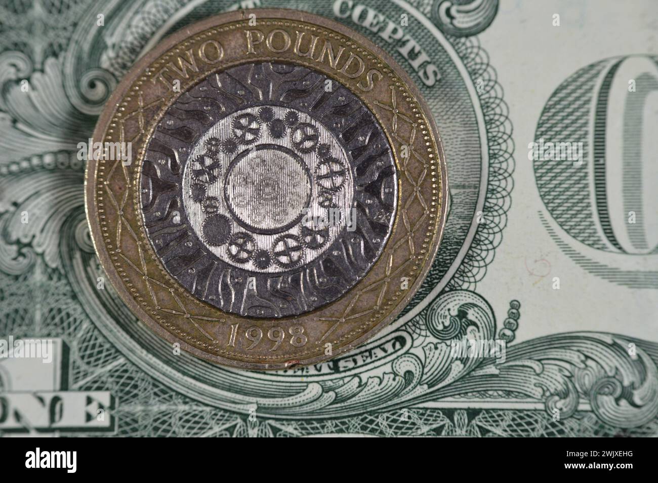 Dollari americani e due sterline inglesi con la regina Elisabetta II sul dritto e quattro cerchi concentrici per l'età del ferro, Industrial Revo Foto Stock
