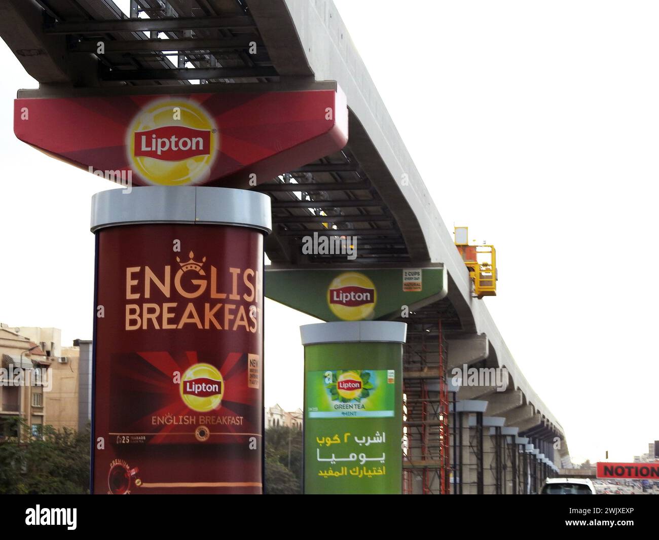 Cairo, Egitto, gennaio 26 2024: Tè Lipton, colazione inglese, pubblicità sul tè sulle colonne della monorotaia del Cairo, pubblicità banner pubblicitari di campa Foto Stock