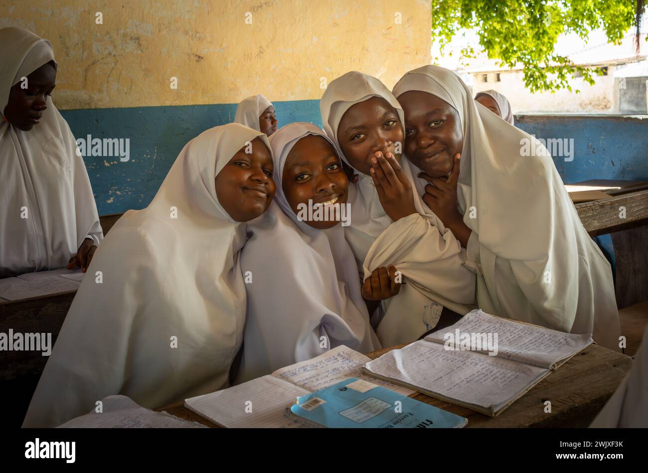 Quattro ragazze musulmane nella loro classe alla Jambiani Secondary School di Jambiani, Zanzibar, Tanzania. Foto Stock