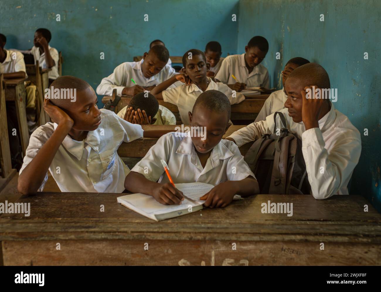 Ragazzi musulmani in una classe di inglese alla Jambiani Secondary School di Jambiani, Zanzibar, Tanzania. Foto Stock