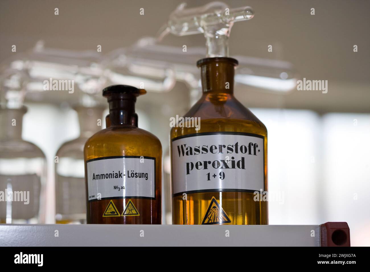 Perossido di idrogeno e ammoniaca, vecchio laboratorio chimico, Germania, Europa Foto Stock