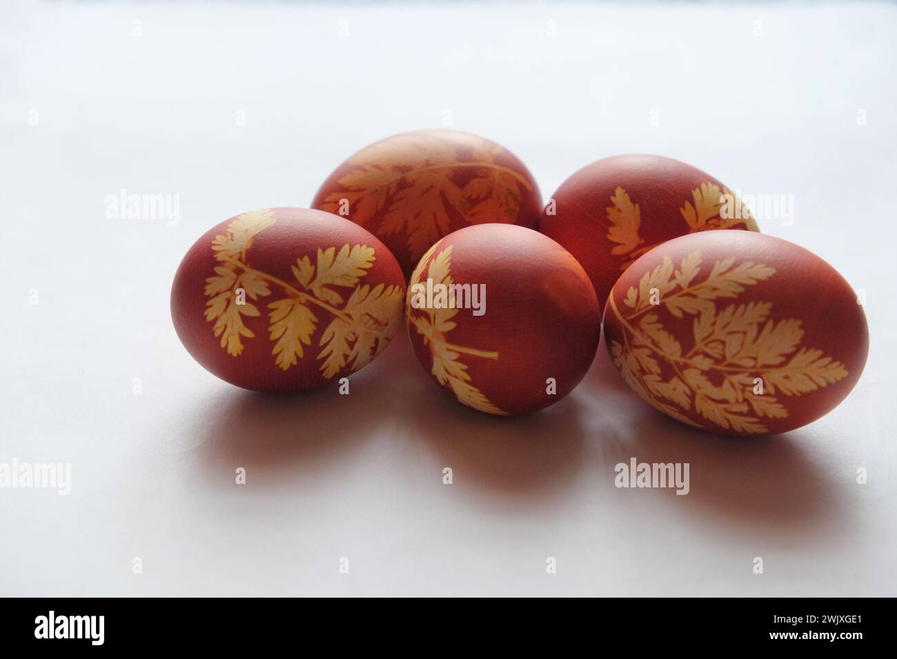 Pezzi decorativi con artigianato delle uova a tema naturale. uovo Foto Stock