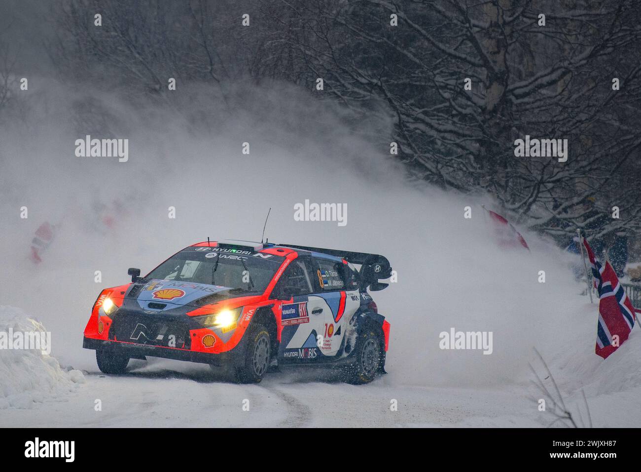 Umea, Svezia. 16 febbraio 2024. Il pilota Ott Tanak e Martin Jarveoja della Hyundai Shell Mobis World Rally Team, Hyundaii20 N Rally1 Hybrid gareggiano durante il FIA World Rally Championship 2024. (Foto di Luca Barsali/SOPA Images/Sipa USA) credito: SIPA USA/Alamy Live News Foto Stock