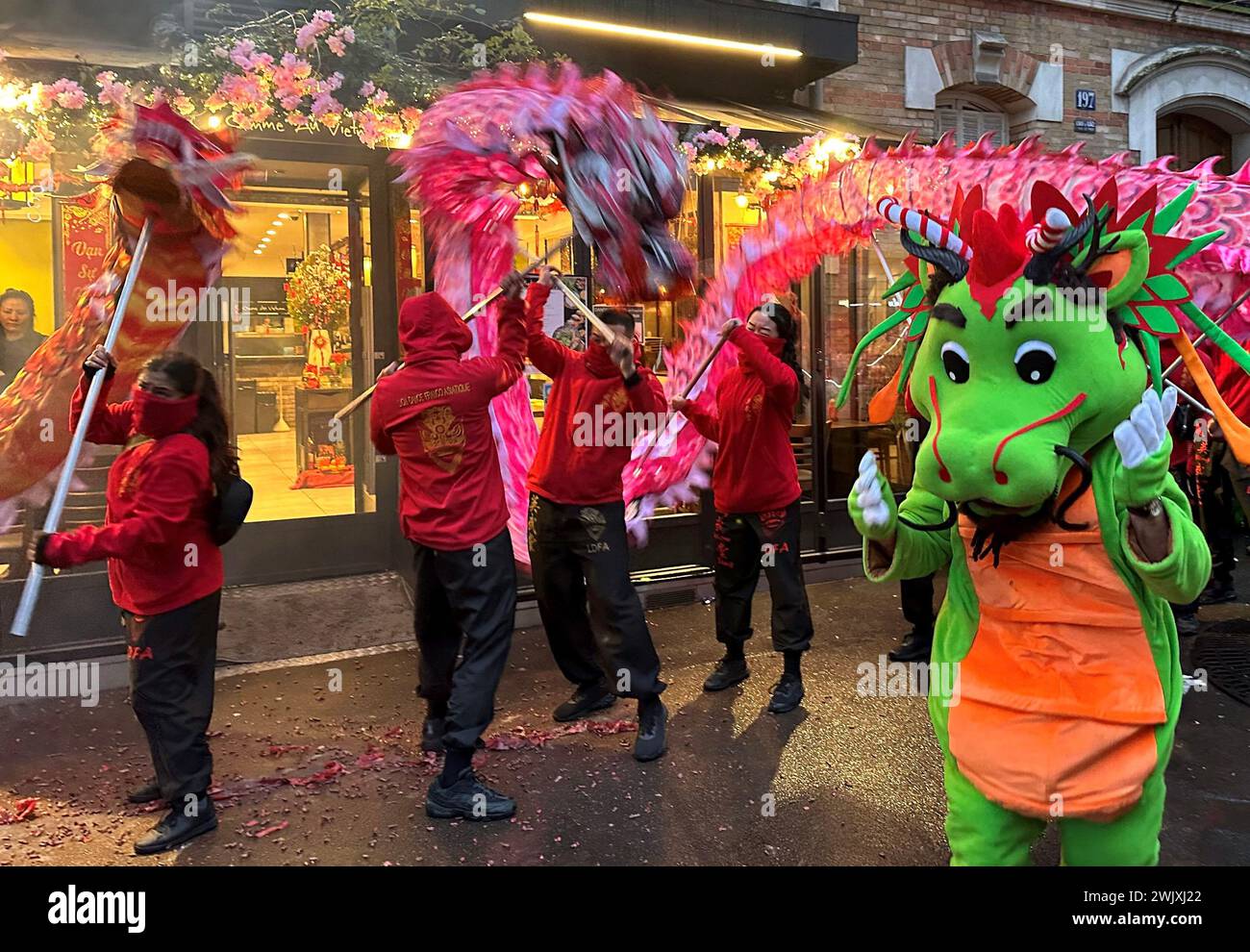 © PHOTOPQR/LE PARISIEN/Delphine Goldsztejn ; Parigi ; 11/02/2024 ; Nouvel an chinois 2024 et l'année du Dragon de Bois le Nouvel an chinois, vietnamien (la fête du Têt), coréen, singapourien, malaisien, indonésien et philippin, plus communément appelé Nouvel an lunaire le Nouvel an lunaire à Paris, qui a lieu cette année le samedi 10 février 2024, est la promesse de défilés grandioses avec dragons et feux de Bengale. 195 Av. De Choisy, 75013 Parigi le 11/02/2024 foto : Delphine Goldsztejn - Capodanno cinese 2024 e l'anno del Drago di legno a Parigi 11 febbraio 2023 Foto Stock