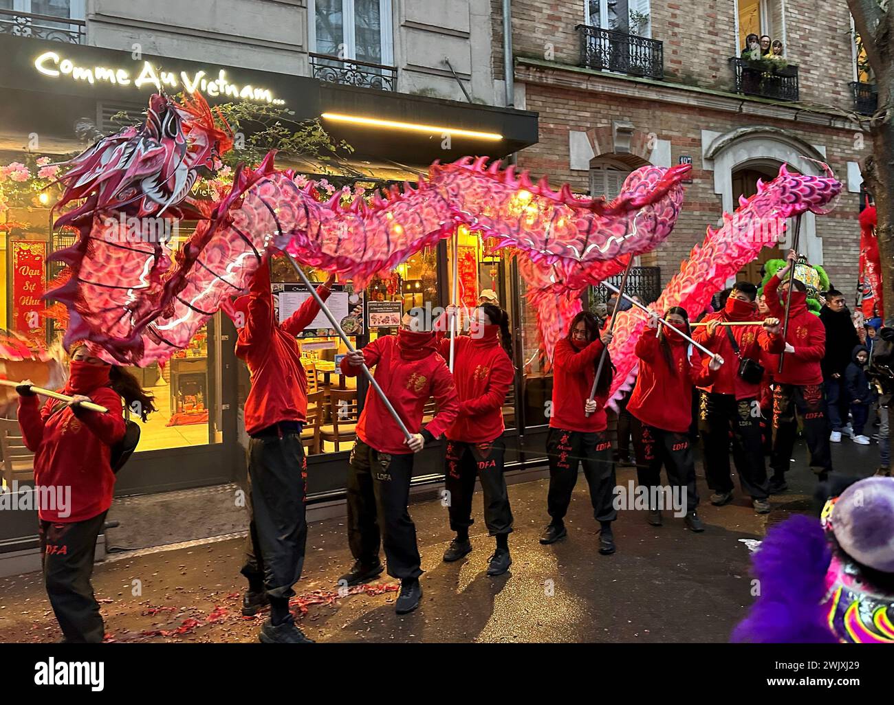 © PHOTOPQR/LE PARISIEN/Delphine Goldsztejn ; Parigi ; 11/02/2024 ; Nouvel an chinois 2024 et l'année du Dragon de Bois le Nouvel an chinois, vietnamien (la fête du Têt), coréen, singapourien, malaisien, indonésien et philippin, plus communément appelé Nouvel an lunaire le Nouvel an lunaire à Paris, qui a lieu cette année le samedi 10 février 2024, est la promesse de défilés grandioses avec dragons et feux de Bengale. 195 Av. De Choisy, 75013 Parigi le 11/02/2024 foto : Delphine Goldsztejn - Capodanno cinese 2024 e l'anno del Drago di legno a Parigi 11 febbraio 2023 Foto Stock