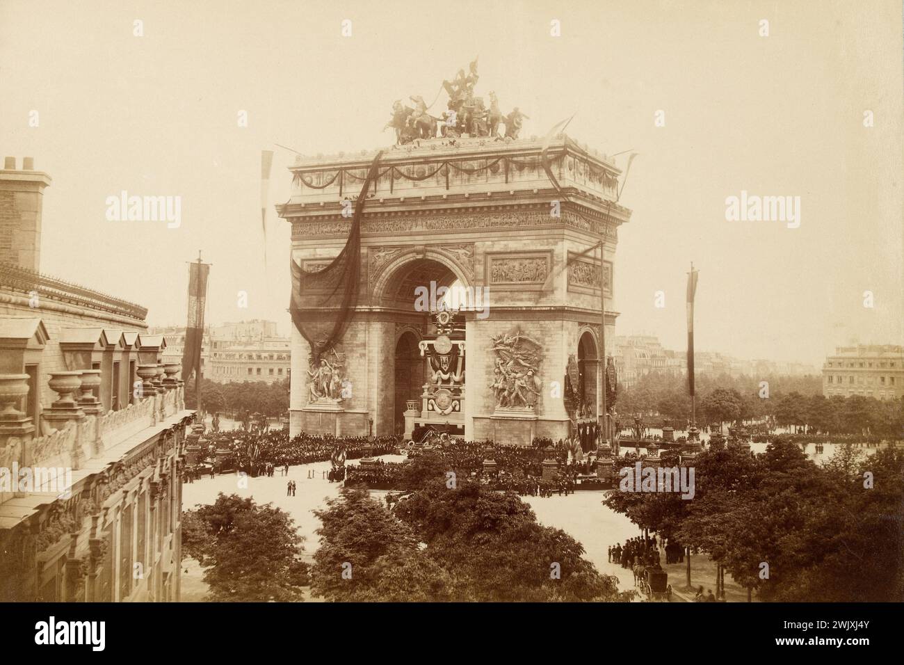 Alfred Normand (1822-1909). Funerale di Victor Hugo, il catafalco sotto l'Arco di Trionfo. 1° giugno 1885. Parigi, casa di Victor Hugo. 77378-31 Arc de Triomphe, catafalque, scrittore francese, sepoltura, piattaforma funeraria, folle, funerale Foto Stock
