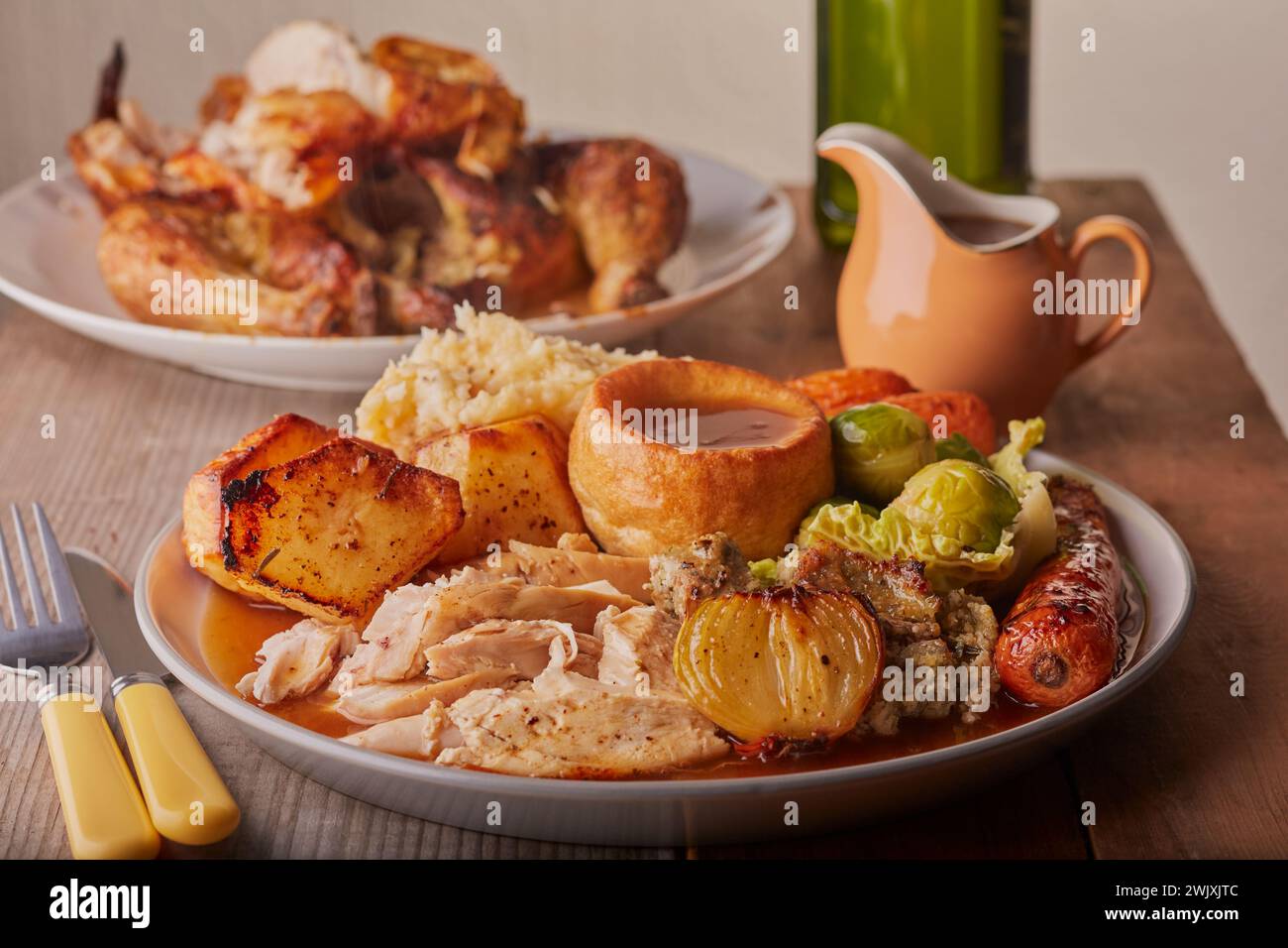 Cena tradizionale a base di pollo arrosto con un ricco sugo di carne. Foto Stock