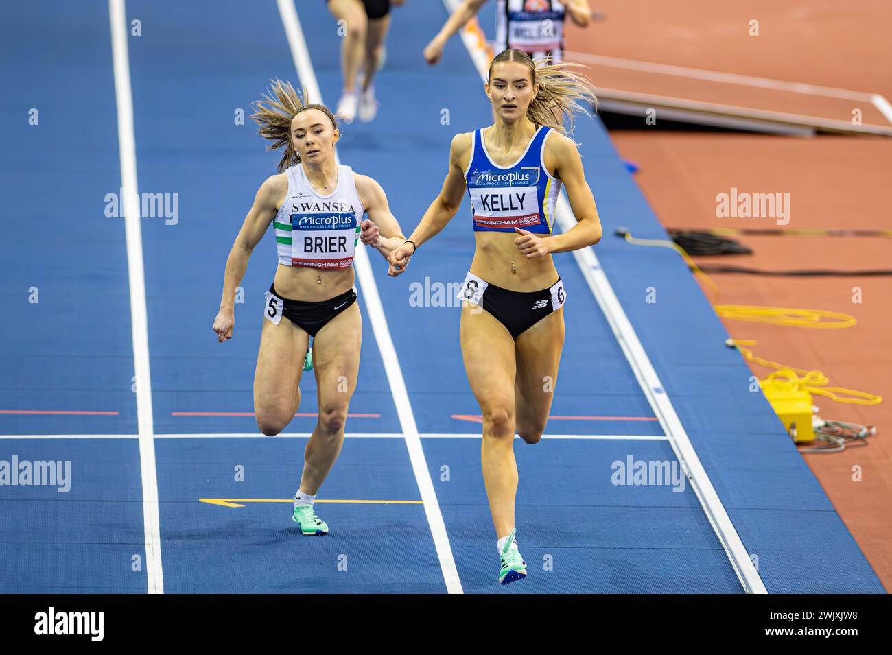 Utilita Arena, Birmingham, Regno Unito. 17 febbraio 2024. 2023 Microplus UK Athletics Indoor Championships Day 1; Hannah Kelly di Bolton United Harriers batte Hannah Brier di Swansea Harriers nel caldo dei 400m Credit: Action Plus Sports/Alamy Live News Foto Stock