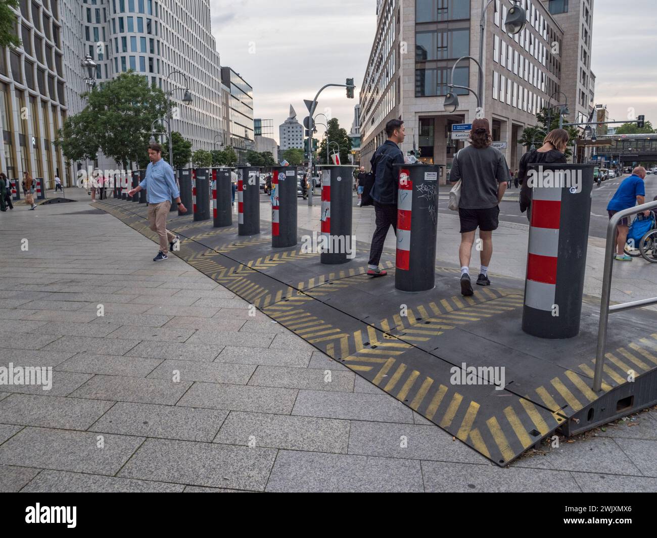 Barriera di sicurezza (Anti-Vehicle) a Breitscheidplatz a Berlino, Germania. Foto Stock