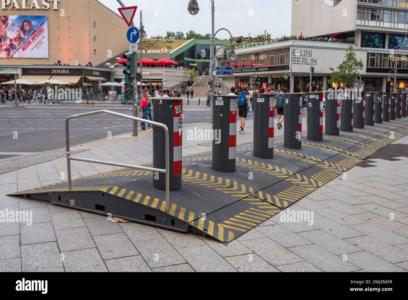 Barriera di sicurezza (Anti-Vehicle) a Breitscheidplatz a Berlino, Germania. Foto Stock