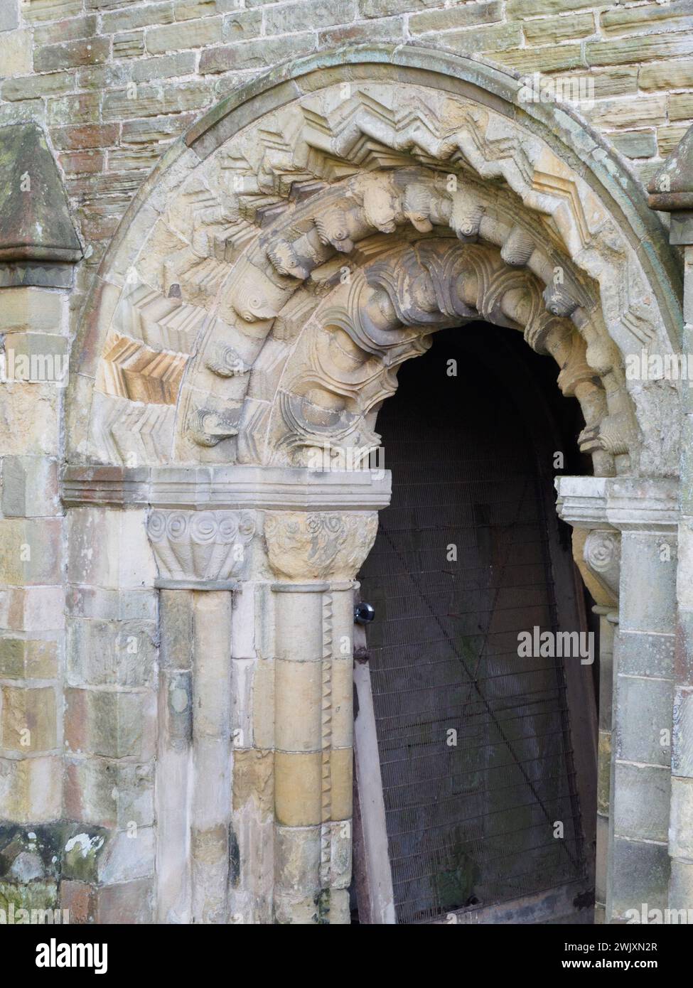 Porta della chiesa di Sant'Elena nel terreno di Kilnwick Percy Hall Foto Stock