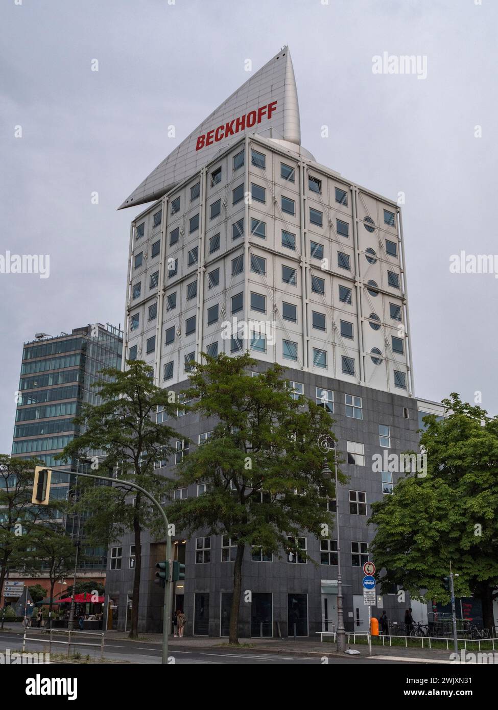 Architettura moderna (Kant-Dreieck/Kant Triangle) su Kantstraße a Berlino, Germania. Foto Stock