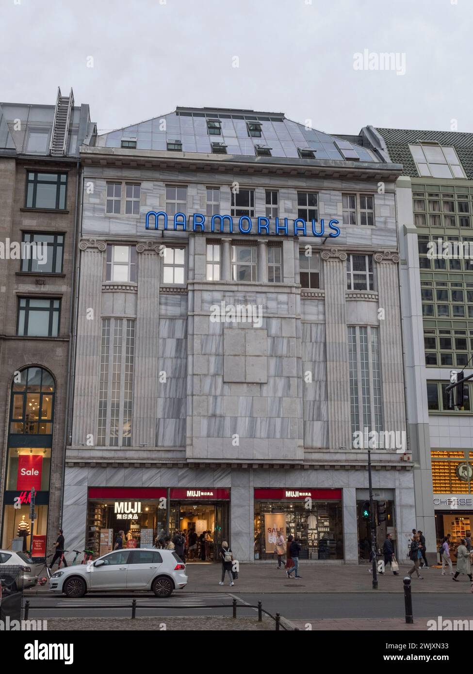 Il Marmorhaus (Casa di marmo), un ex cinema con grande facciata in marmo situato sulla Kurfürstendamm Charlottenburg, Berlino, Germania. Foto Stock