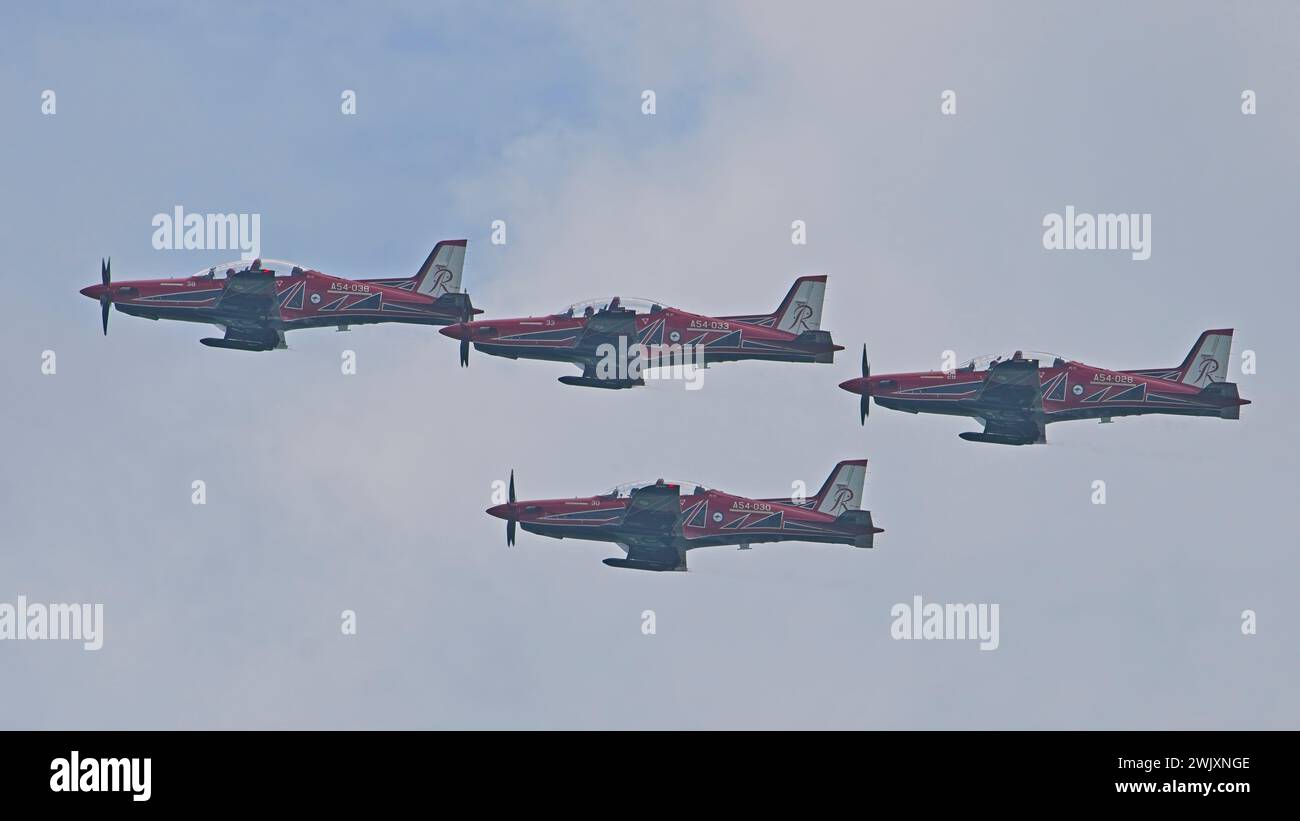 Il team di aerobica Royal Australian Air Force Roulettes si esibisce al Singapore Airshow 2024 Foto Stock