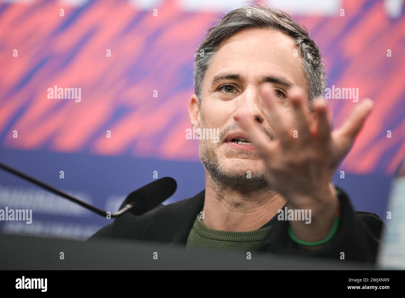 Berlino, Germania. 17 febbraio 2024. L'attore Gael Garca'a Bernal parla alla conferenza stampa per il film "Another End" (sezione concorrenza). Il 74° Festival internazionale del cinema di Berlino si svolgerà dal 15 al 25 febbraio 2024. Crediti: Sebastian Gollnow/dpa/Alamy Live News Foto Stock