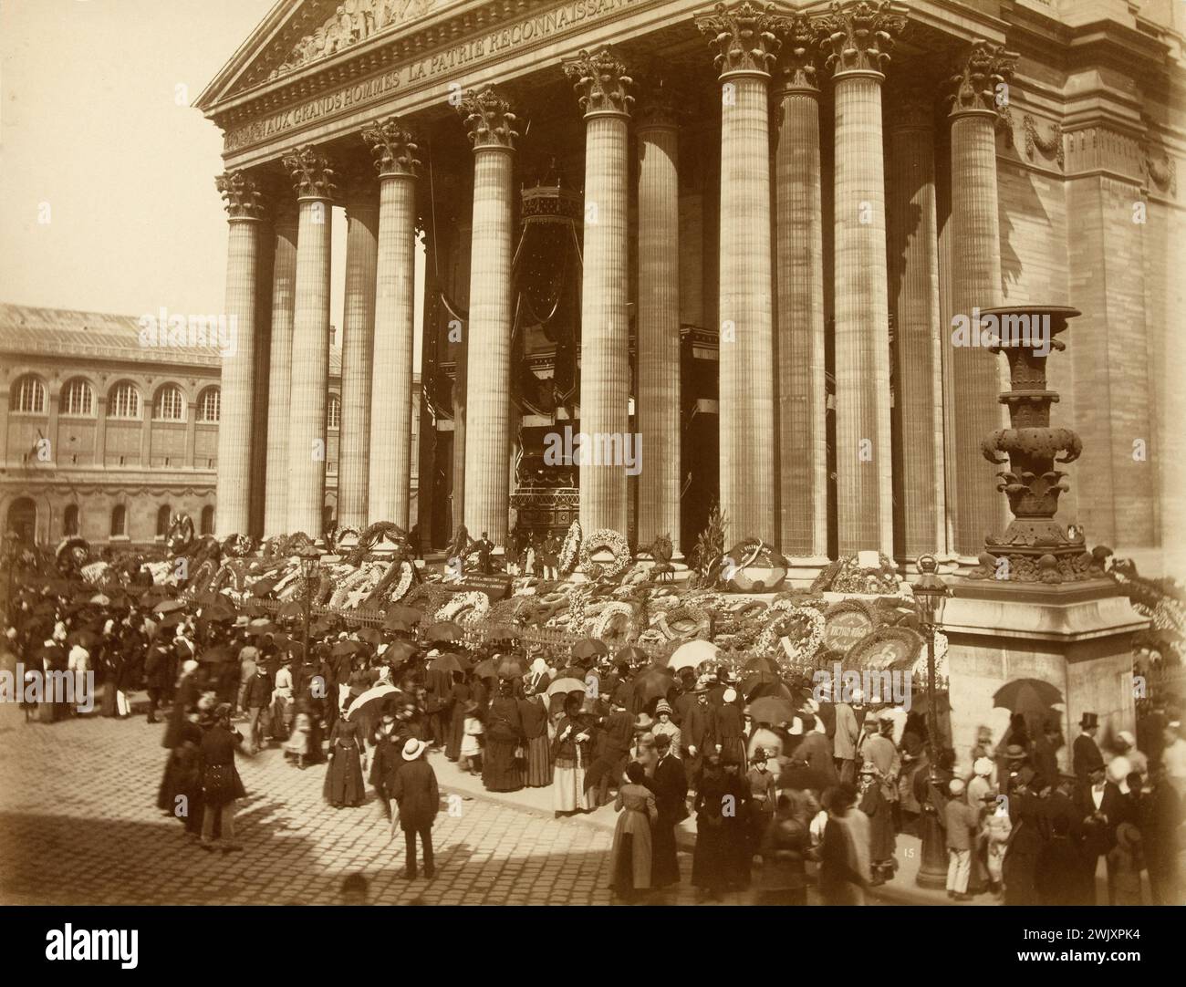 Funerale di Victor Hugo, la folla che osserva le corone di fronte al Pantheon. Parigi (5° arr.). 1° giugno 1885. Parigi, casa di Victor Hugo. 77379-2 Colonnade, Crown, scrittore francese, sepoltura, seguire, Fulerailles, Monumento storico, Necropoli dei grandi uomini, osservate, Pantheon, Veme V V V V V V V arrondissement, XIX XIX XIX XIX XIX XIX XIX secolo XIX XIX secolo Foto Stock