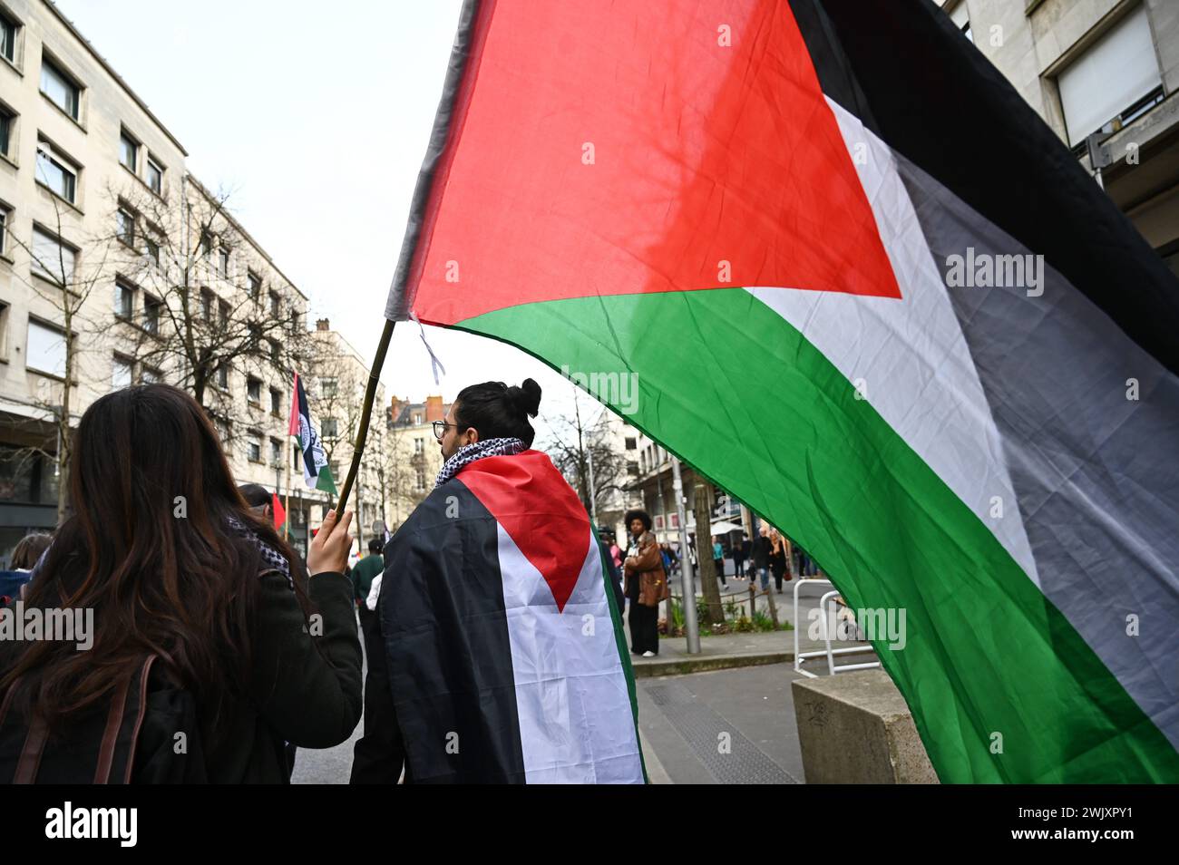 Nantes, Francia. 17 febbraio 2024. © PHOTOPQR/OUEST FRANCE/Franck Dubray ; Nantes ; 17/02/2024 ; Environ 1000 manifestanti défilent pour la paix en Palestine, à l'appel d'ONG (organizzazioni non gouvernementales) et de syndicats dans les rues du centre ville de Nantes (foto Franck Dubray) - NANTES 17 febbraio 2024 - dimostrazione per la pace in Palestina credito: MAXPPP/Alamy Live News Foto Stock