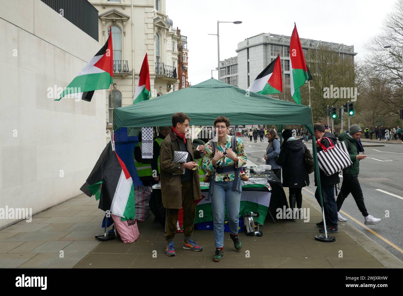 Londra, Regno Unito. 17 febbraio 2024. MET Police Protect Ambasciata israeliana a Kensington mentre i manifestanti si riuniscono per la marcia palestinese. Credito: Brian Minkoff/Alamy Live News Foto Stock