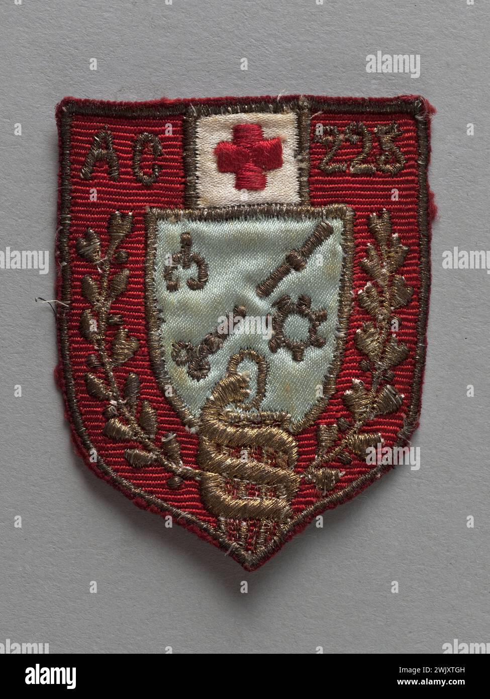 Guerra 1939-1945. Distintivo di ambulanza chirurgica del corpo d'armata 1940 n° 223 attaccato al 23° esercito. Museo generale Leclerc dell'Hauteclocque e della liberazione di Parigi, Museo Jean Moulin. 75312-9 ambulanza chirurgica, esercito francese, assistenza, Croce Rossa, Guerra 1939-1945 39-45, distintivo militare, marchio distintivo, oggetto, seconda guerra mondiale, servizio di chirurgia, vita quotidiana Foto Stock