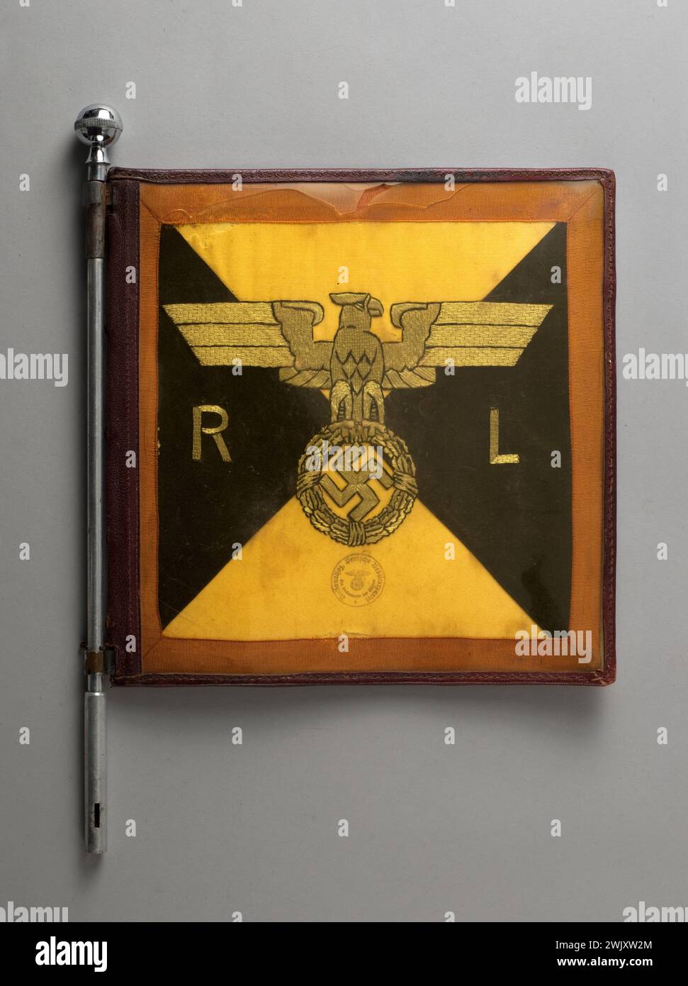 Guerra 1939-1945. Pennant Reichsleiter per auto. Museo generale Leclerc dell'Hauteclocque e della liberazione di Parigi, Museo Jean Moulin. 75314-2 Aigle Nazi, esercito tedesco, Cross Range, pennant, Governatore del Reich, guerra 1939-1945, guerra 39-45, IIIeme 3rd III 3rd Reich tre Reich, giallo, Nero, oggetto, partito nazista, seconda guerra mondiale, nazista Foto Stock