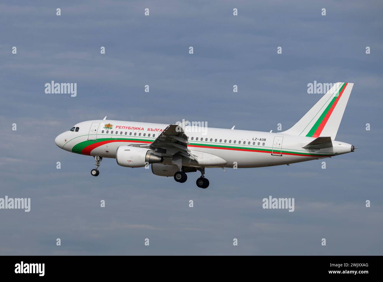 Monaco di Baviera, Germania - 16 febbraio. 2024 : il governo bulgaro Airbus A319-112 con la registrazione dell'aeromobile LZ-AOB atterra come parte del Munich Securi Foto Stock