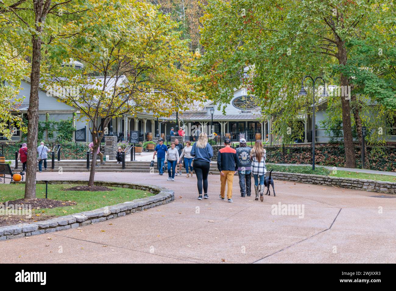 Turisti che si recano a piedi dal centro visitatori e dall'ingresso principale alla distilleria Jack Daniel di Lynchburg, Tennessee Foto Stock