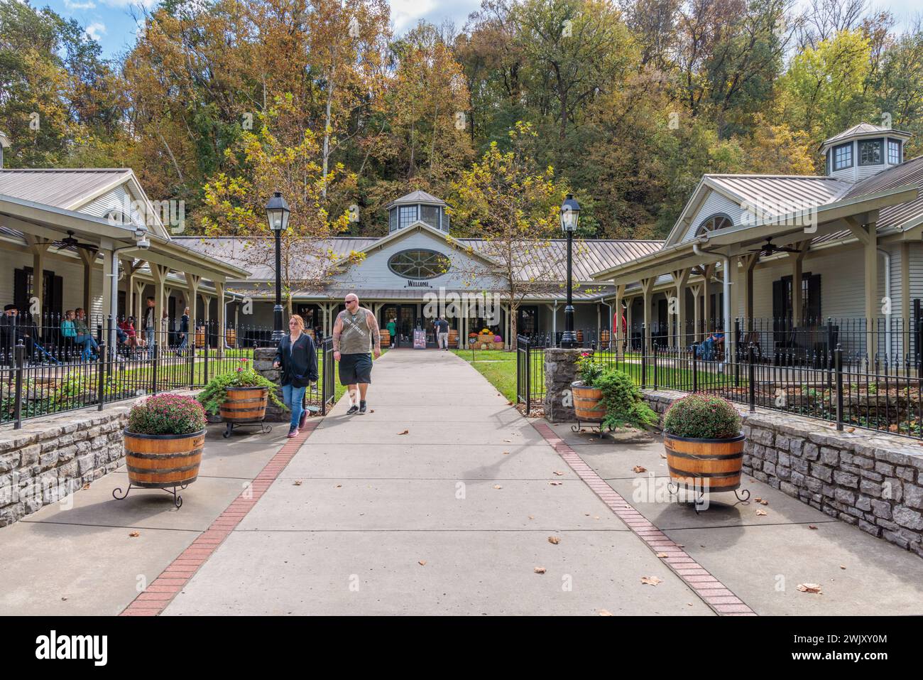 Centro visitatori e ingresso principale alla distilleria Jack Daniel di Lynchburg, Tennessee Foto Stock