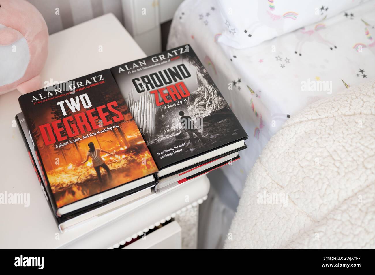 Calgary, Alberta - 16 febbraio 2024: Copertina del romanzo di Alan Gratz Two Degrees and Ground Zero. Foto Stock